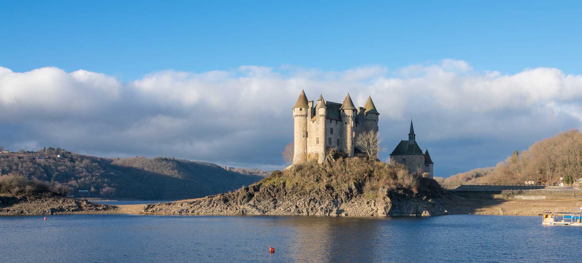 Château de Val dans le Cantal en région Auvergne-Rhône-Alpes
