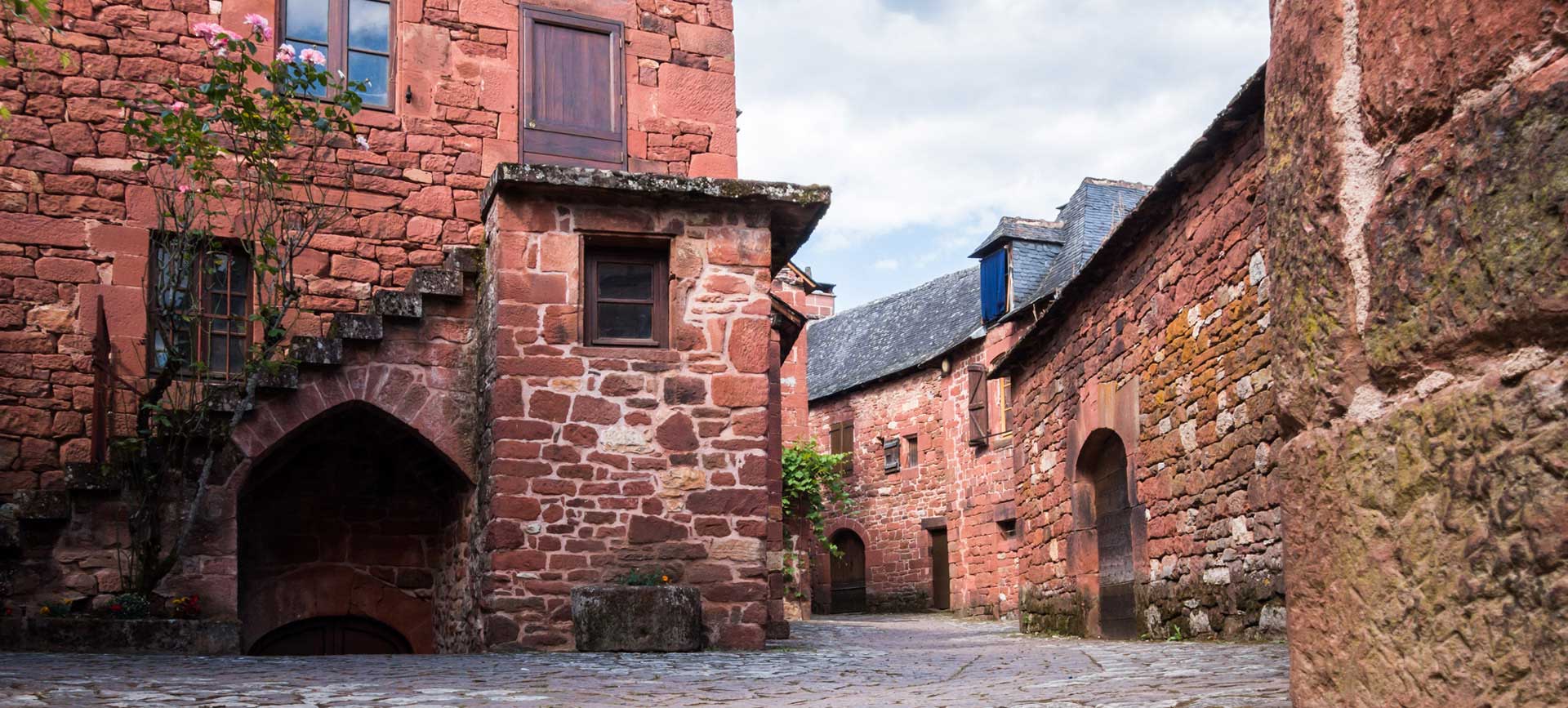 Village de Collonges-la-Rouge dans la vallée de la Dordogne en Corrèze