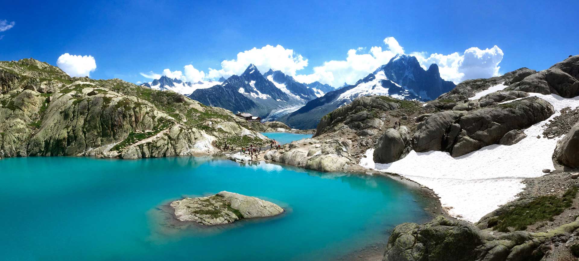 Lac d'altitude dans les montagnes de Savoie