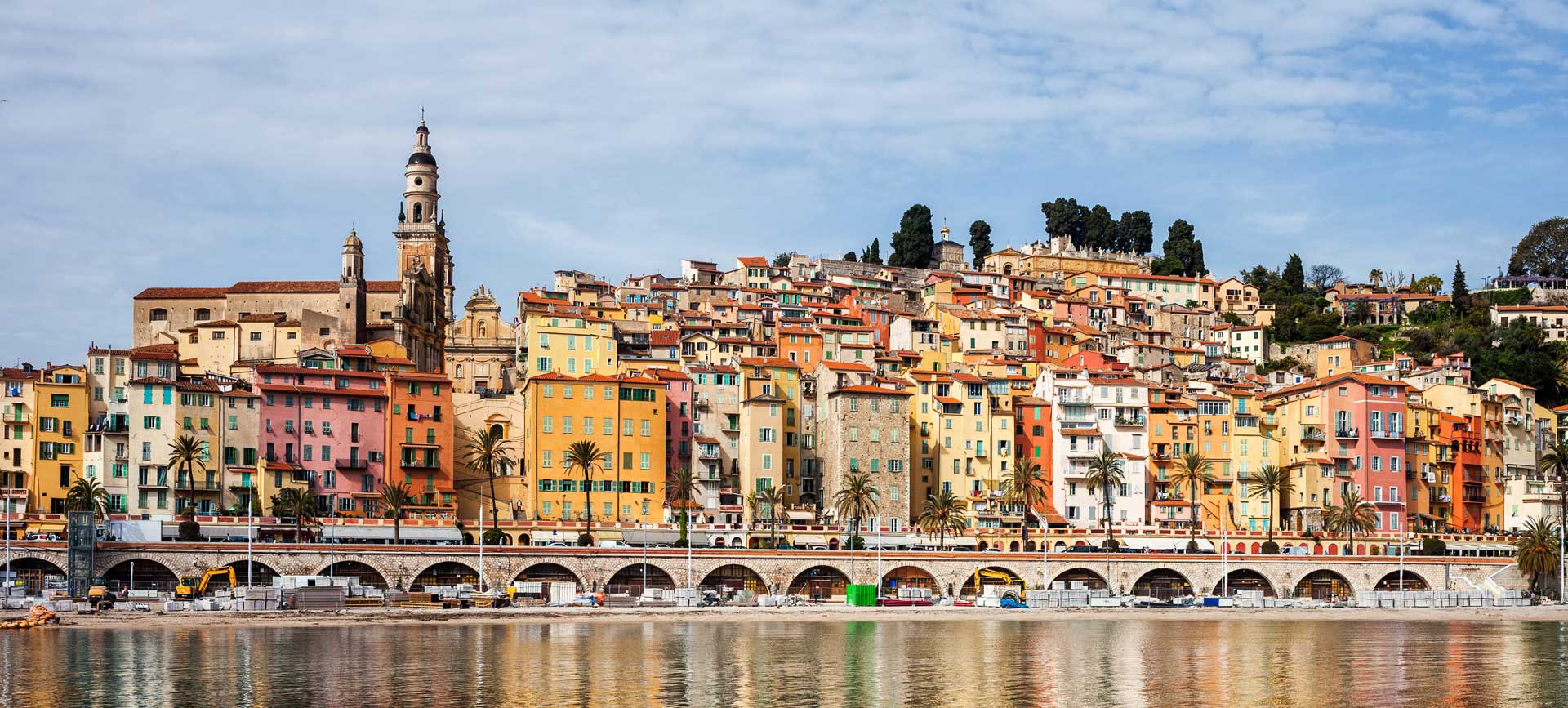 Ville de Menton sur la côte d'azur dans les Alpes Maritimes