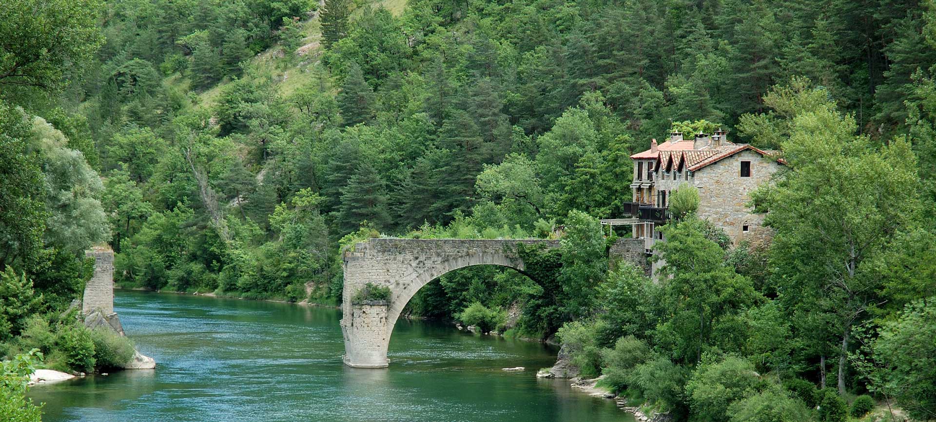 Pont brisé dans les gorges du Tarn