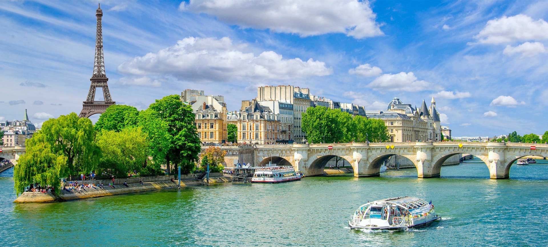 Photo de la Tour Eiffel et des quais de Seine à Paris