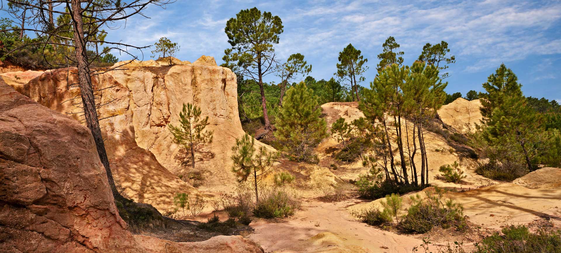 Village de Roussillon, parc naturel du Luberon en Provence