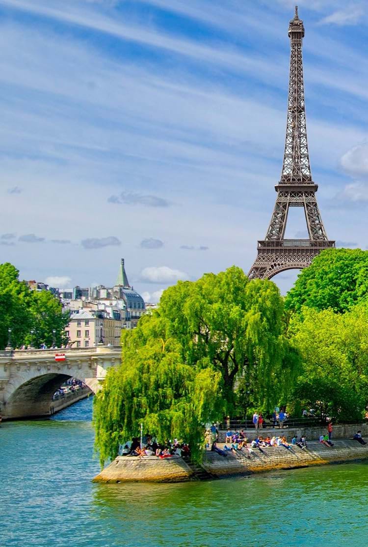 Photo de la Tour Eiffel et des quais de Seine à Paris
