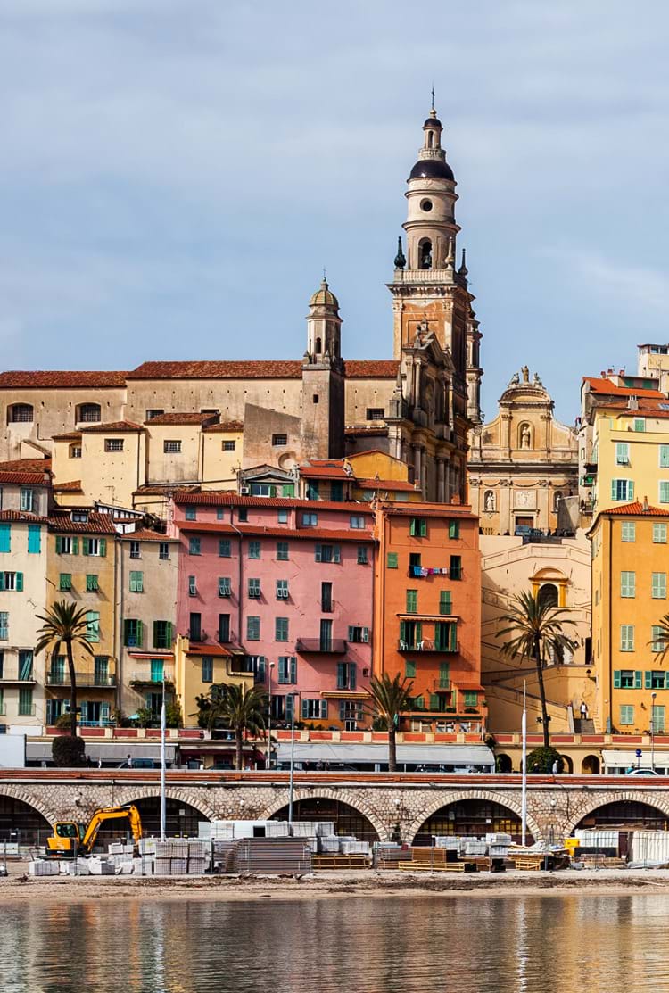 Ville de Menton sur la côte d’azur dans les Alpes Maritimes