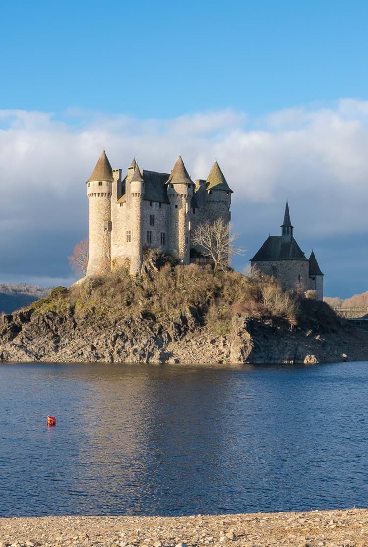 Château de Val dans le Cantal en région Auvergne-Rhône-Alpes