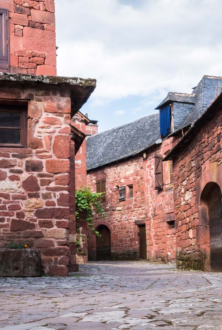 Village de Collonges-la-Rouge dans la vallée de la Dordogne en Corrèze