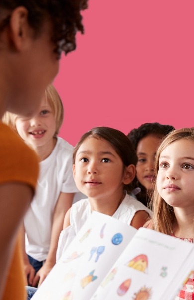 Fond institutrice et élèves salle de classe fournitures scolaires