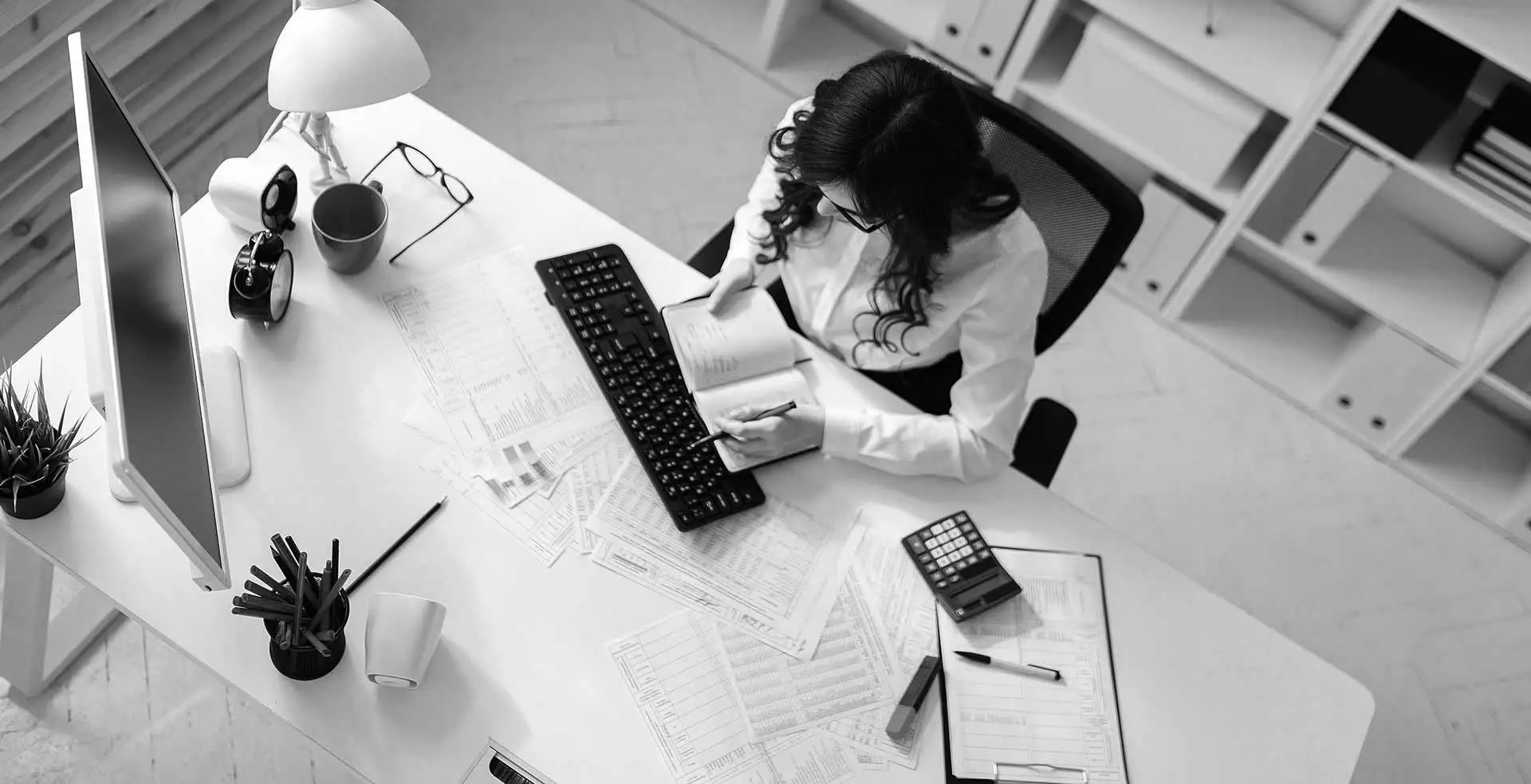 Femme fourniture de bureau écriture papeterie