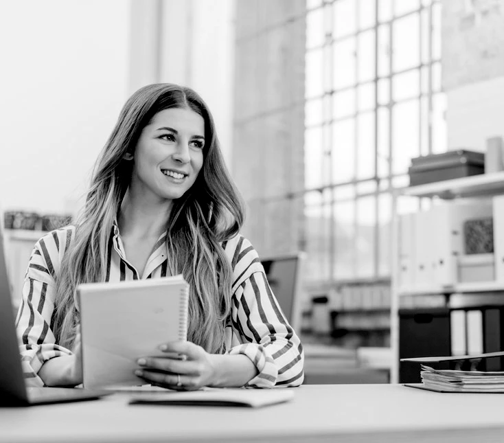 Femme fourniture de bureau papeterie B2B