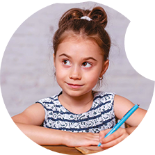 Image petite fille dessin sur table