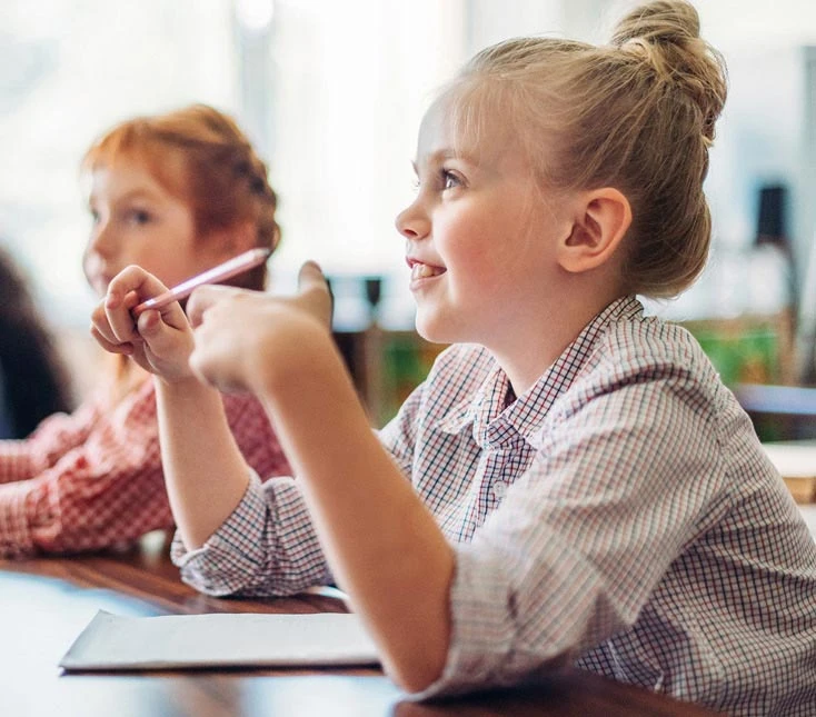 Enfant en salle de classe fournitures scolaires