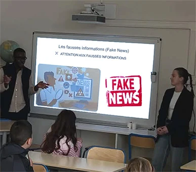 photo de 2 jeune en train de faire une conférence