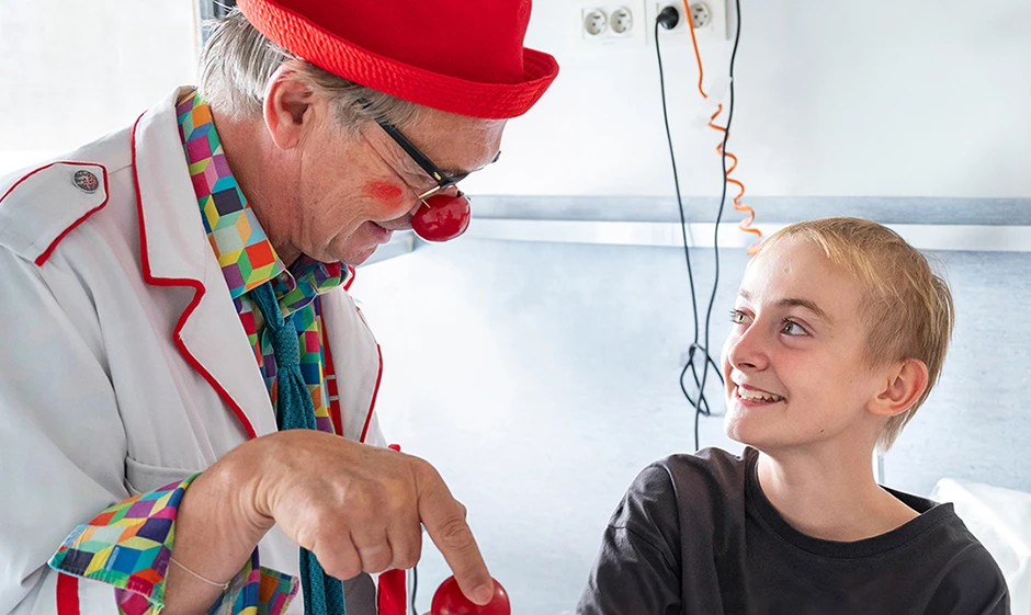 clown qui fait rire un enfant