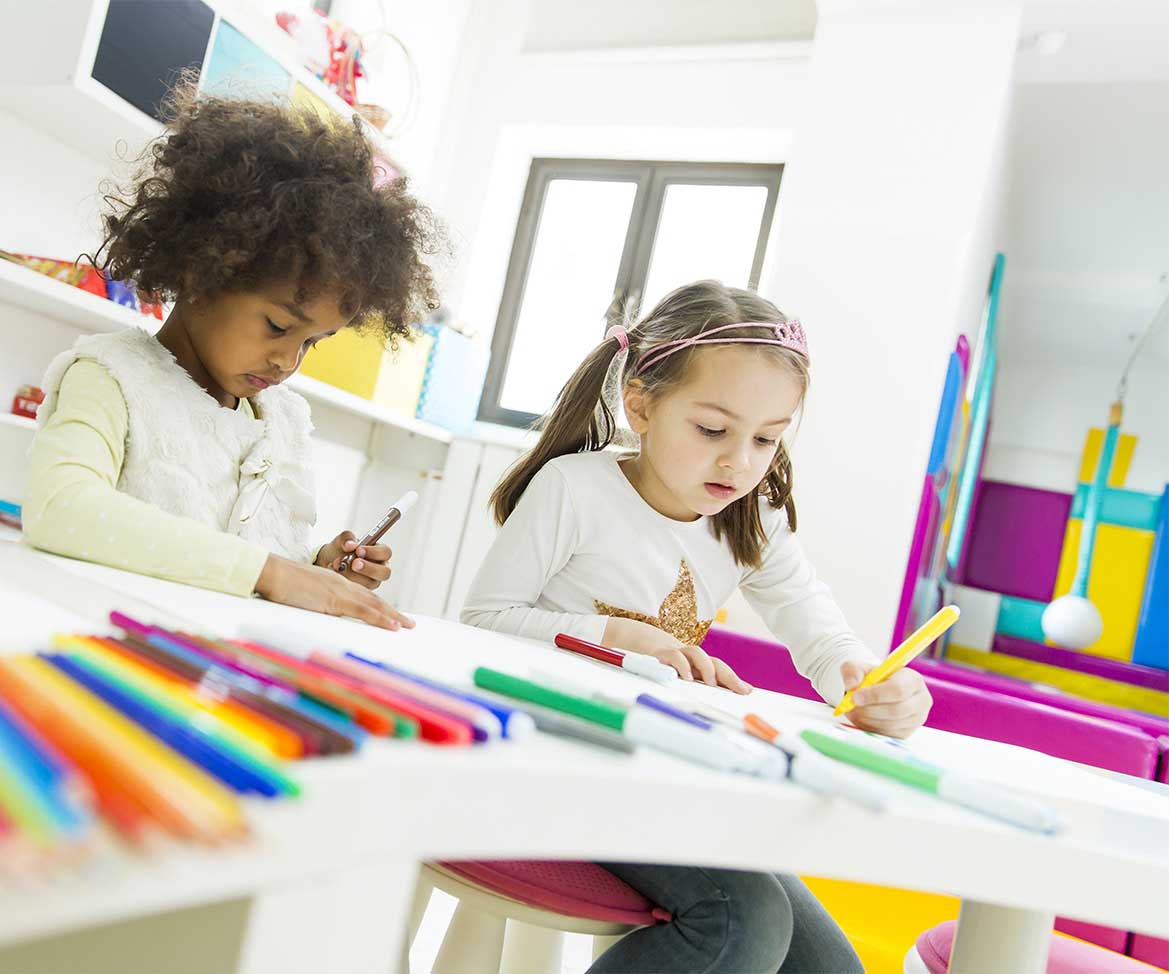 Photo d''enfants qui dessinent avec des fournitures scolaires